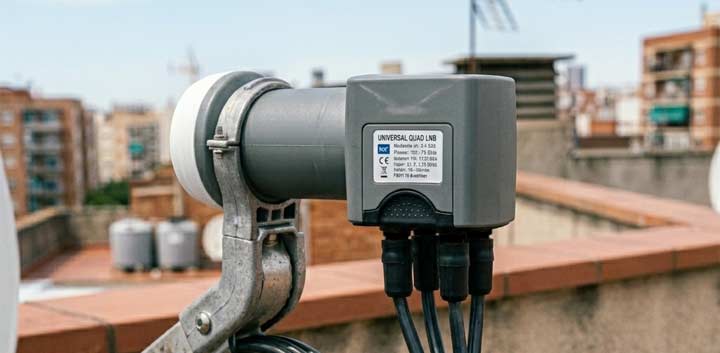 LNB satellite avec câbles extérieur et connecteurs correctement étanchéifiés